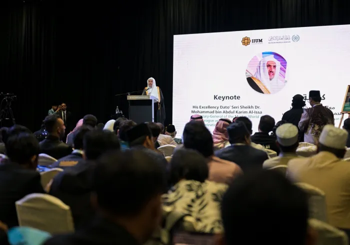 Yang Mulia Sekretaris Jenderal LMD sekaligus Ketua Organisasi Ulama Muslim, Syekh Dr. Mohammed Alissa , membuka secara resmi rangkaian Konferensi Internasional: "Iman dalam Perspektif Sains dan Bukti-Bukti Kontemporer"