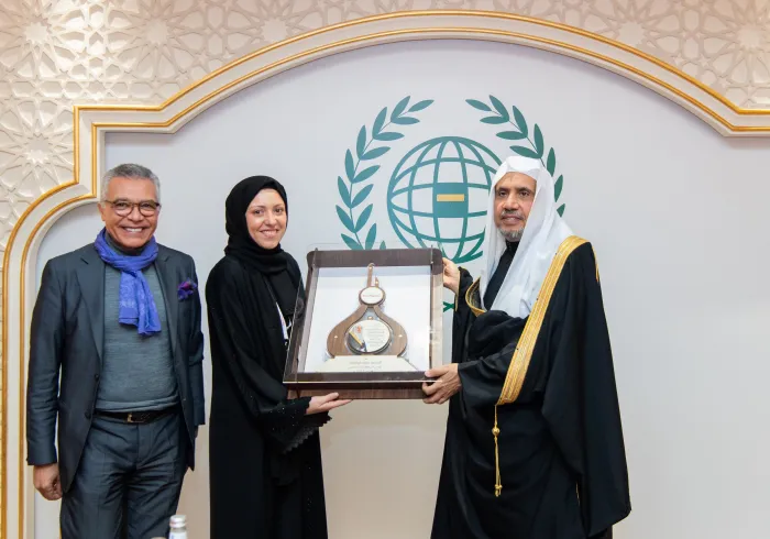 ظهر اليوم في لقاء معالي الأمين العام، رئيس هيئة علماء المسلمين، فضيلة الشيخ د.⁧‫محمد العيسى‬⁩، في مقر الرابطة بمكة المكرمة مع الوفد الطُّلابي من أبناء الأقليات المسلمة في الجامعات الأوروبية، تحدث معاليه عن تفاصيل مبادرة ⁧‫وثيقة مكة المكرمة