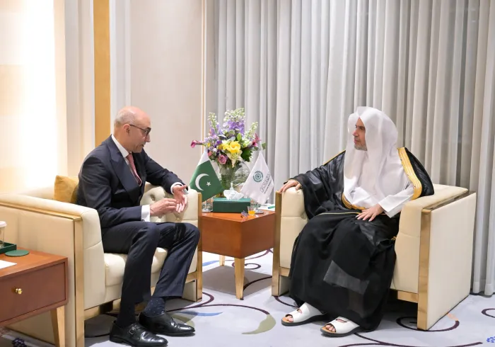 استقبل معالي الأمين العام، رئيس هيئة علماء المسلمين، فضيلة الشيخ د.⁧‫محمد العيسى‬⁩ ⁦‬⁩، في مكتبِه، مساءَ اليوم، سعادةَ سفير جمهورية باكستان الإسلامية، السيد أحمد فاروق