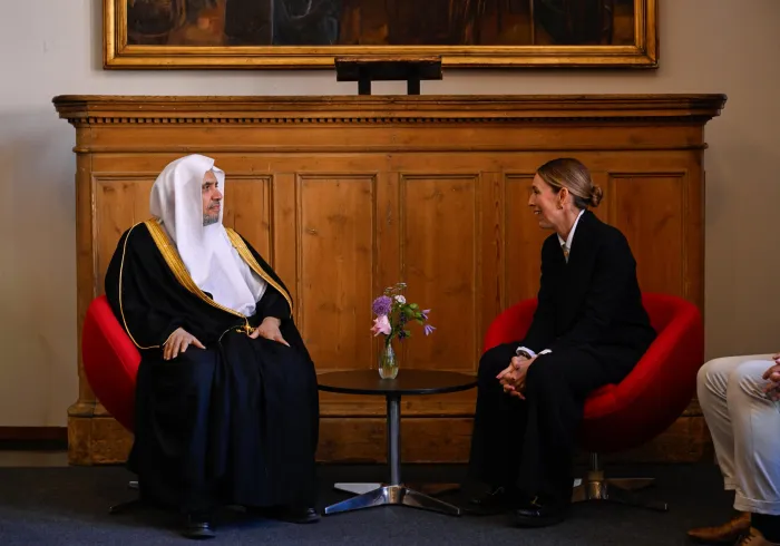 ‏التقى معالي الأمين العام، رئيس هيئة علماء المسلمين، فضيلة الشيخ د.⁧‫محمد العيسى‬⁩ ‬⁩، "في وقتٍ سابقٍ"، دولةَ رئيس وزراء نيوزيلندا السابقة، السيدة جاسيندا أرديرن. ‏وجرى خلال اللقاءِ مُناقشةُ عددٍ من الموضوعات ذات الصّلة بالتنوُّع الدينيِّ والإثنيِّ والثقافيِّ، وسُبُل تعزيز التّماسُك المجتمعيِّ في ضوء هذا التنوُّع. ‏وثمّنَ معاليه موقِفَها الوطنيّ والإنسانيّ المُشرّف تجاه الفاجعة الإرهابية المُرَوّعة في مسجد "النور" بمدينة "كرايستشيرش". ‏جديرٌ بالذِّكر أنّ معاليه يزور نيوزيلندا بدعوةٍ رسميّةٍ من دولة رئيس الو