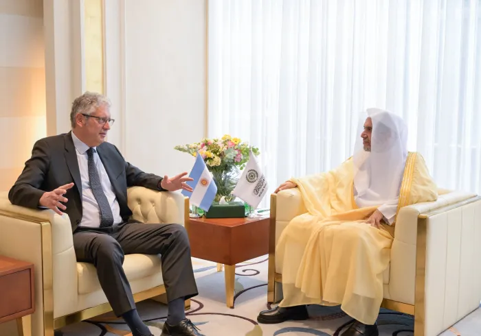 استقبل معالي الأمين العام، رئيس هيئة علماء المسلمين، فضيلة الشيخ د. ⁧‫محمد العيسى‬⁩ ‬⁩، في مكتبِه بالرياض، ظُهرَ اليوم، سعادةَ سفير جمهورية الأرجنتين لدى المملكة العربية السعودية، السيد فاكوندو فيلا