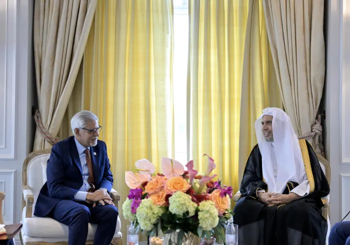 Yang Mulia Sekretaris Jenderal LMD sekaligus Ketua Organisasi Ulama Muslim, Syekh Dr. Mohammed Al-Issa , bertemu dengan Sekretaris Jenderal Federasi Internasional Perhimpunan Palang Merah dan Bulan Sabit Merah (IFRC), Yang Mulia Bapak Jagan Chapagain