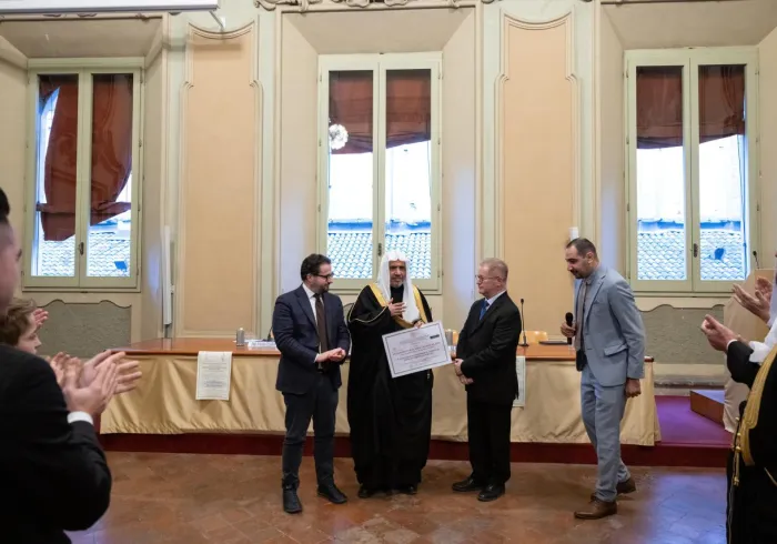 مُنح معالي الدكتور محمد العيسى الزمالة الفخرية العُليا لما بعد الدكتوراه الفخرية في القانون من جامعة بولونيا الإيطالية الحكومية