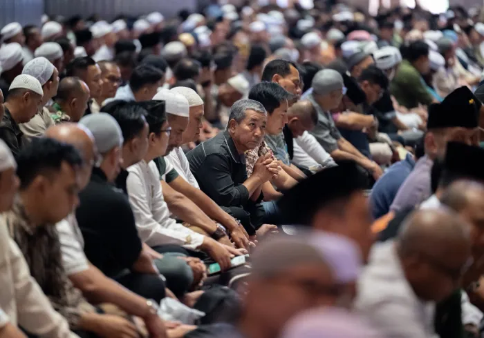 Cheikh Alissa prononce le sermon du vendredi et dirige la prière à la grande mosquée d’Istiqlal, dans la capitale indonésienne Jakarta.