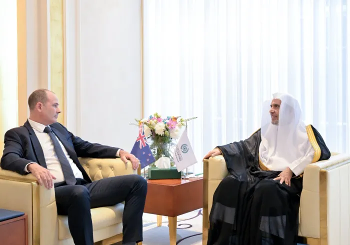 Riyadh, Yang Mulia Sekretaris Jenderal LMD, Syekh Dr. Mohammed Al-Issa , menerima kunjungan Yang Mulia Duta Besar Selandia Baru untuk Kerajaan Arab Saudi, Bapak Charles Kingston.Dalam