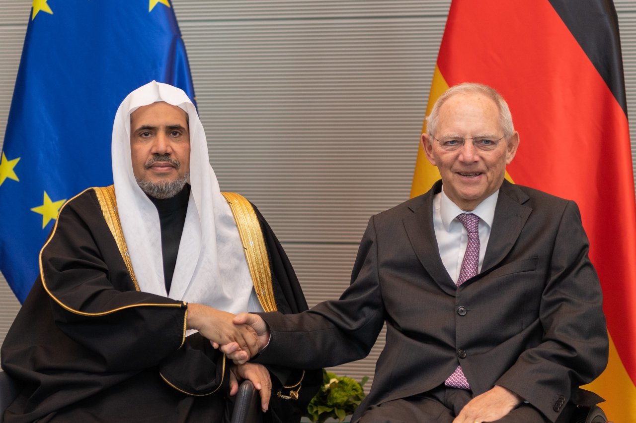 جناب شیخ دکتر محمد العیسی با جناب رئیس پارلمان ایسلند جناب آقای اشتینگریمور سیگووسون و تعدادی از نمایندگان مجلس در محل پارلمان در ریکیاویک