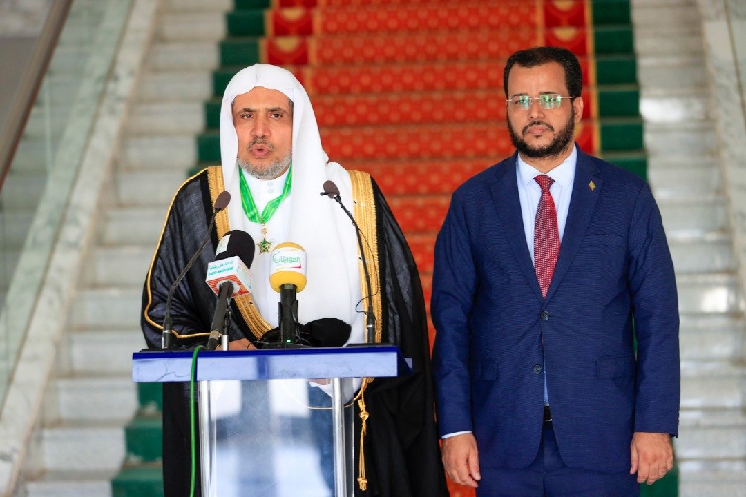 الدكتور العيسى متحدثاً للحضور بعد تقلده وسام الاستحقاق الوطني