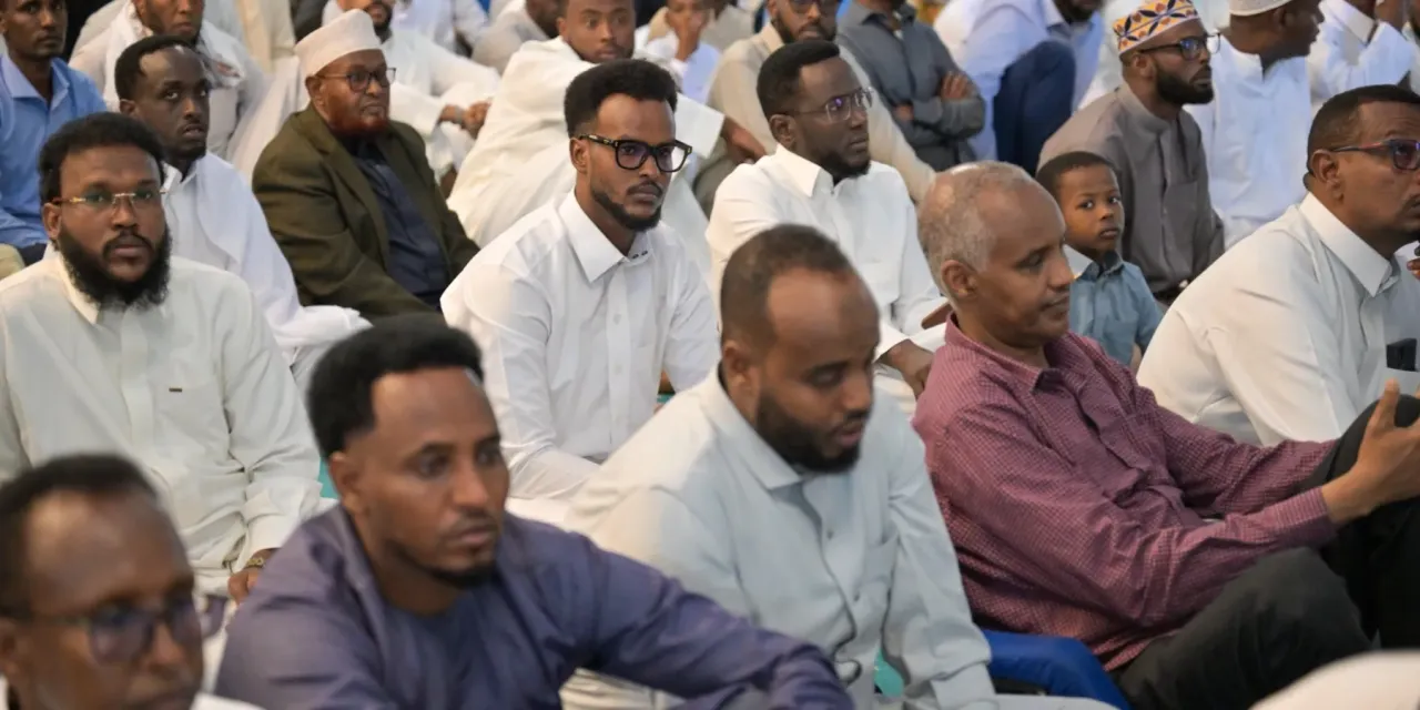 أمين عام رابطة العالم الإسلامي يُلقي خطبة الجمعة ويؤمّ المصلين في الجامع الكبير بالعاصمة الصومالية