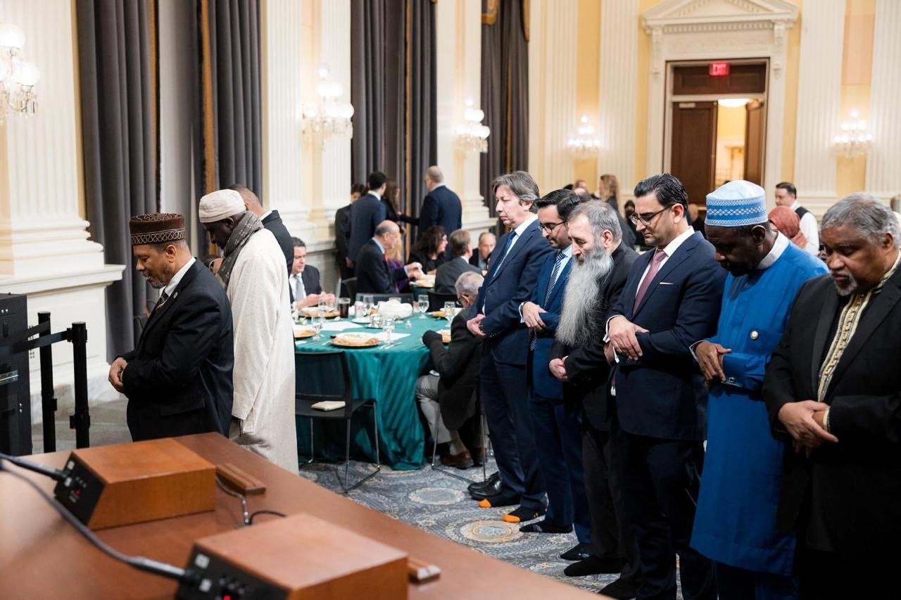 La Ligue islamique mondiale rassemble les représentants des religions et les décideurs politiques lors du premier dîner d’iftar du Ramadan au Congrès américain