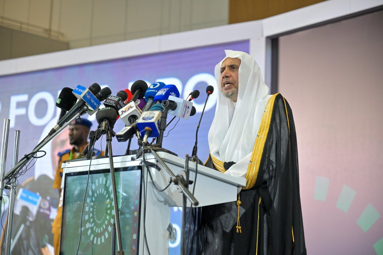 ‏صورٌ من المؤتمر الدوليّ المنعقد -مساء اليوم- في العاصمة النيجيرية "أبوجا"، برعاية فخامة الرئيس، ومشاركة معالي الأمين العام رئيس هيئة علماء المسلمين، الشيخ د. محمد العيسى‬⁩ ‬⁩، بخصوص مبادرة الرابطة حول "السِّلم المجتمعي في غرب أفريقيا"