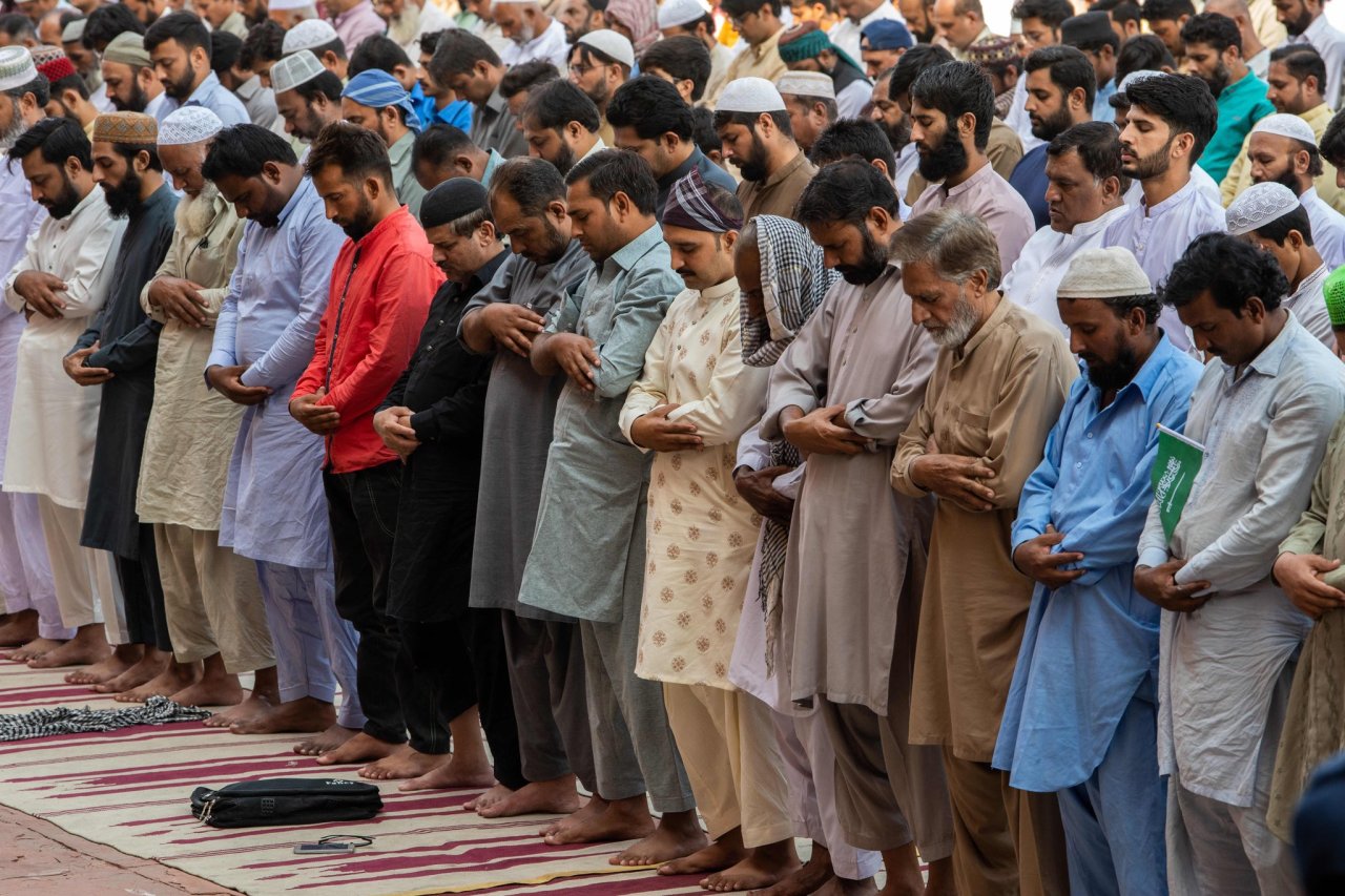 ‎باضابطہ دعوت پر لاہور کی عظیم  مسجد میں جو اپنے منفرد فن تعمیر  اور ایک لاکھ سے زائد نمازیوں کی گنجائش کی وجہ سے عالمی شہرت رکھتی ہے: ‎عزت مآب شیخ ڈاکٹر #محمد_العیسی نے آج اسلام میں اخلاقی اقدار کے موضوع پر جمعہ کے اجتماع سے خطاب کیا