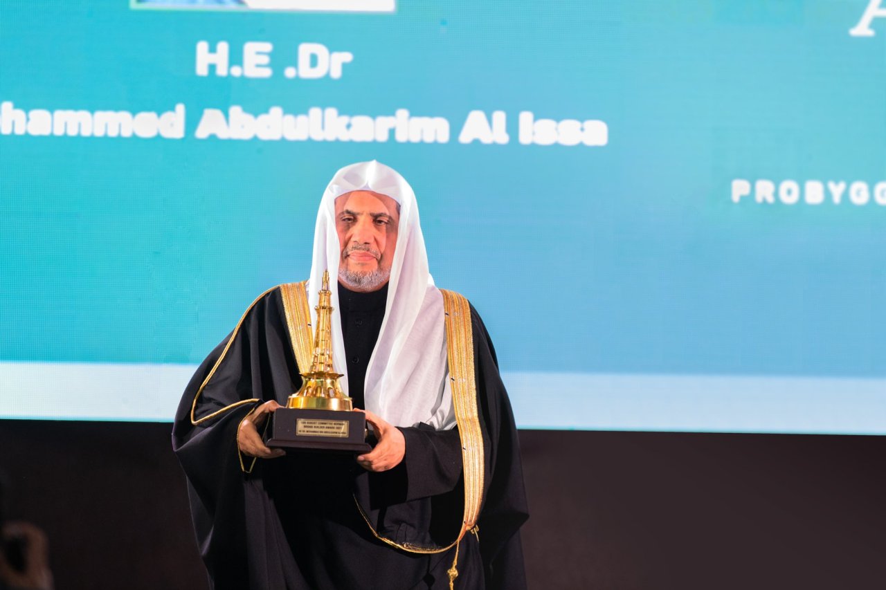 منح د. العيسى جائزة "باني الجسور" بالاشتراك مع مجلس الكنائس العالمي بجنيف والحاخام الأكبر ملكير 