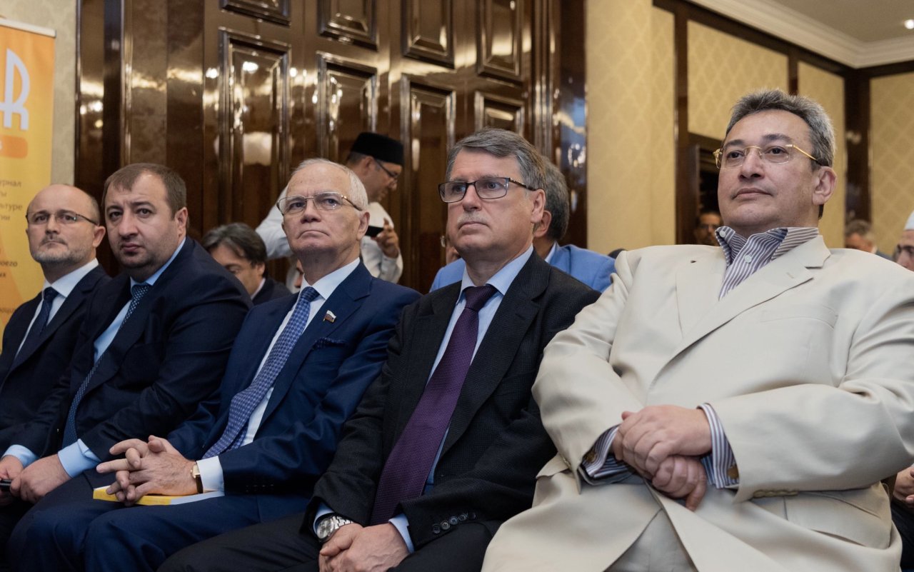 ‏تم تسليم الدكتوراة الفخرية لمعالي الشيخ د. ⁧محمد العيسى⁩  بحضور ممثلي الرئاسة الروسية ومجلسي الدوما والشيوخ وعدد من أعضاء السلك الدبلوماسي