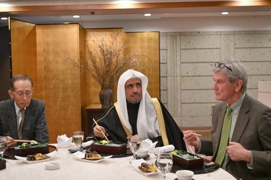 ‏معالي الأمين العام د. محمد العيسى ملتقياً في ‫اليابان‬ رئيس مركز أبحاث السلام‬ ووثائق قنبلة هيروشيما البالغة أكثر من 10,000 وثيقة، تُستخدم لعدة أغراض، من بينها ‫الطبية‬ و الاجتماعية‬ ، كما يستمع معاليه لعرض مفصل من أحد مصابي القنبلة، فيما قدّر معاليه للجميع حفاوتهم، وثمّن جهودهم.
