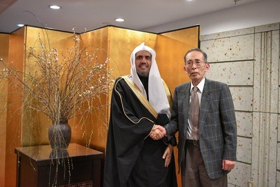 ‏معالي الأمين العام د. محمد العيسى ملتقياً في ‫اليابان‬ رئيس مركز أبحاث السلام‬ ووثائق قنبلة هيروشيما البالغة أكثر من 10,000 وثيقة، تُستخدم لعدة أغراض، من بينها ‫الطبية‬ و الاجتماعية‬ ، كما يستمع معاليه لعرض مفصل من أحد مصابي القنبلة، فيما قدّر معاليه للجميع حفاوتهم، وثمّن جهودهم.