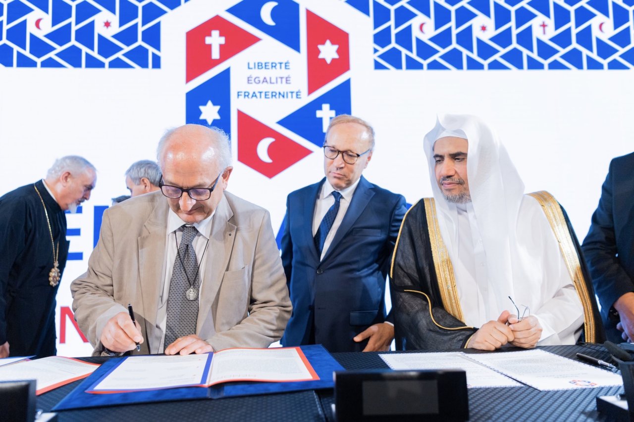‏في لحظة تاريخية: توقيع (اتفاقية باريس للعائلة الإبراهيمية) بحضور القيادات الدينية الفرنسية : اليهودية والكاثوليكية والأرثوذكسية والبروتستانتية بتنظيم ومشاركة وتوقيع معالي أمين ⁧‫#رابطة_العالم_الإسلامي‬⁩ ودعم مؤسسة إسلام ⁧‫#فرنسا‬⁩، حيث تضمنت عدداً من الموضوعات ذات الصلة بالقيم المشتركة.