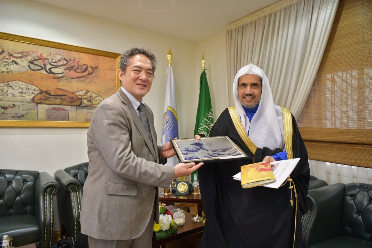معالي أمين عام ⁧رابطة العالم الإسلامي⁩ الشيخ د. ⁧محمد العيسى⁩ يستقبل في مكتبه ظهر اليوم وفداً من كبار الأكاديميين اليابانيين المعنيين بالدراسات الشرقية برئاسة البروفيسور هيروشي ناواتا.