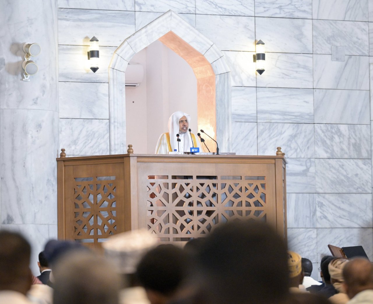 أمين عام رابطة العالم الإسلامي يُلقي خطبة الجمعة ويؤمّ المصلين في الجامع الكبير بالعاصمة الصومالية