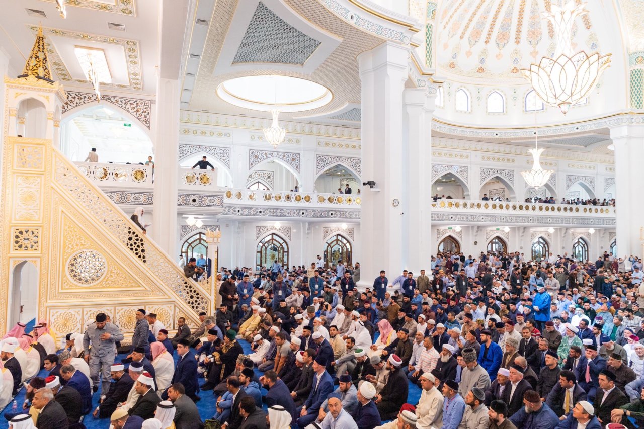 فخامة الرئيس الشيشاني رمضان قاديروف يطلب من معالي الشيخ د. ⁧محمد العيسى⁩ إلقاء أول خطبة في أكبر جامع بأوروبا بعد مراسم احتفال تدشينه هذا اليوم