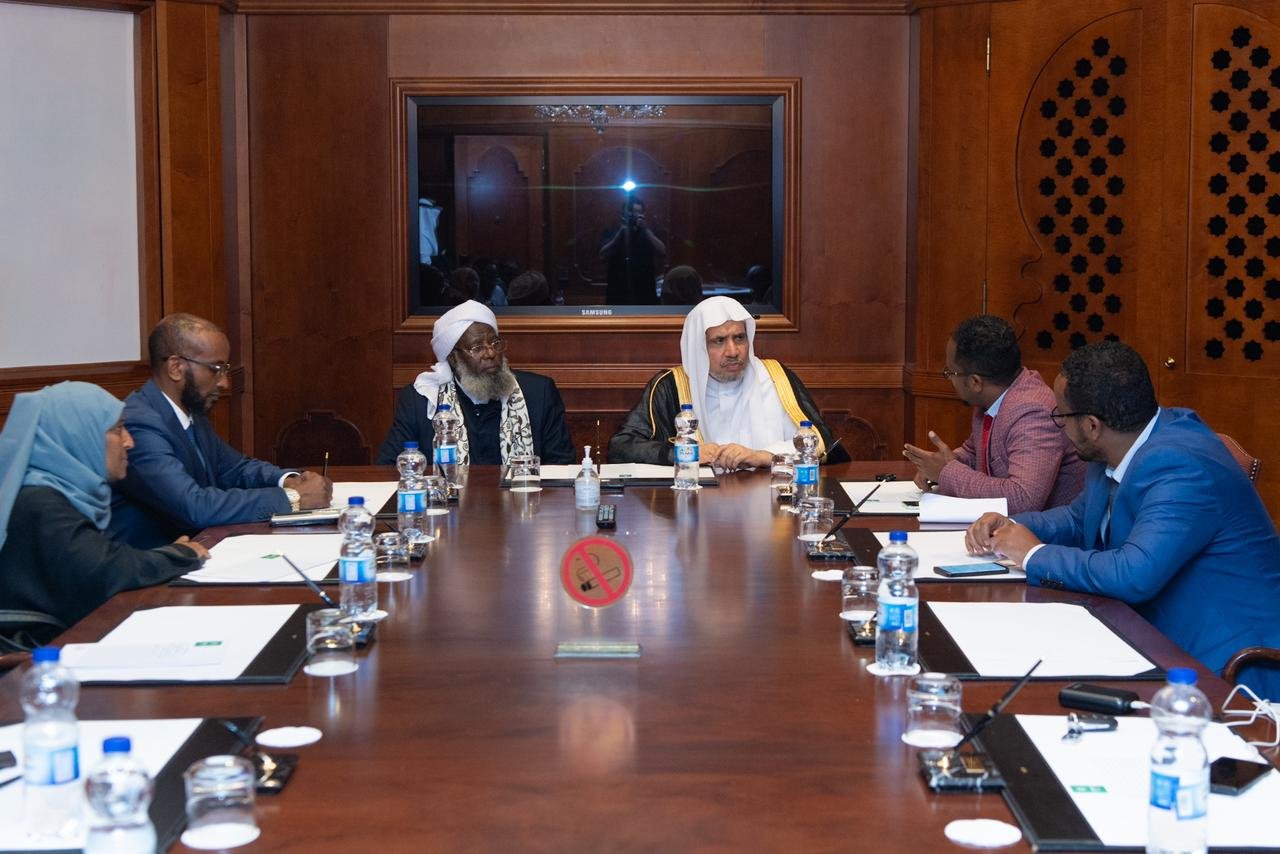 التقى معالي أمين عام رابطة العالم الإسلامي رئيس هيئة علماء المسلمين، فضيلة الشيخ الدكتور محمد بن عبدالكريم العيسى في العاصمة الإثيوبية أديس أبابا، جمعًا من أصحاب السماحة والفضيلة من كبار العلماء والمفتين في القرن الأفريقي