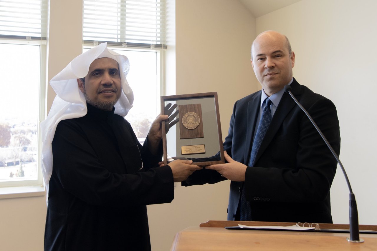 إدارة جامعة ولاية يوتا الأمريكية تستضيف معالي الشيخ د ⁧‫محمد العيسى‬⁩ لإلقاء محاضرة وتكرمه في نهاية اللقاء بدرع الجامعة باسم معاليه