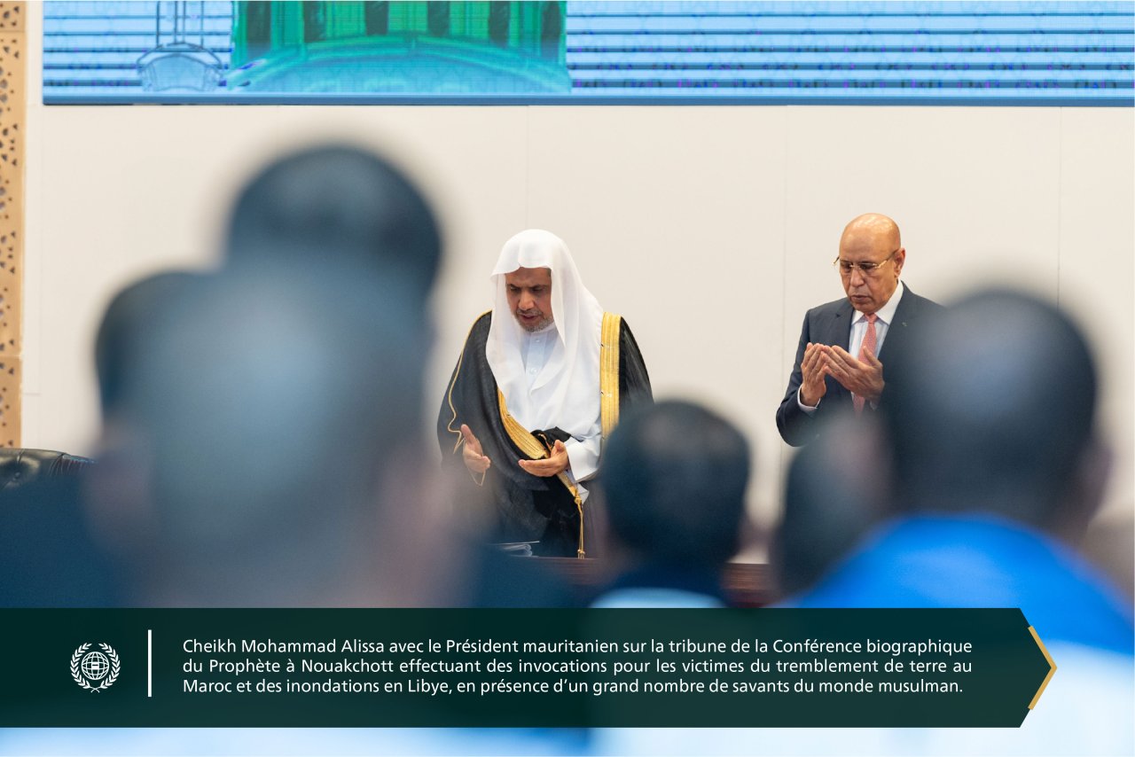 Le Président de la Mauritanie, M. Mohamed Ould Cheikh Al-Ghazouani, accompagné du SG de la LIM et Président de l'Organisation des savants musulmans, cheikh Mohammad Alissa lançant à Nouakchott la Conférence Internationale