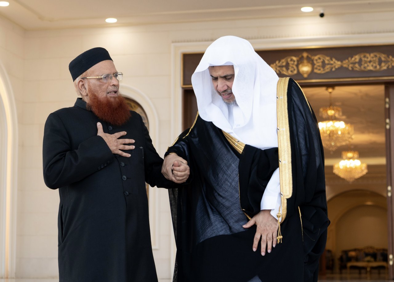در چارچوب هماهنگی رسمی از پیش تعیین شده: جناب دبیر کل، و رئیس انجمن علمای مسلمان، آقای دکتر شیخ محمد العیسی    در دفتر خود در مکه، با جناب مفتی جمهوری اسلامی پاکستان