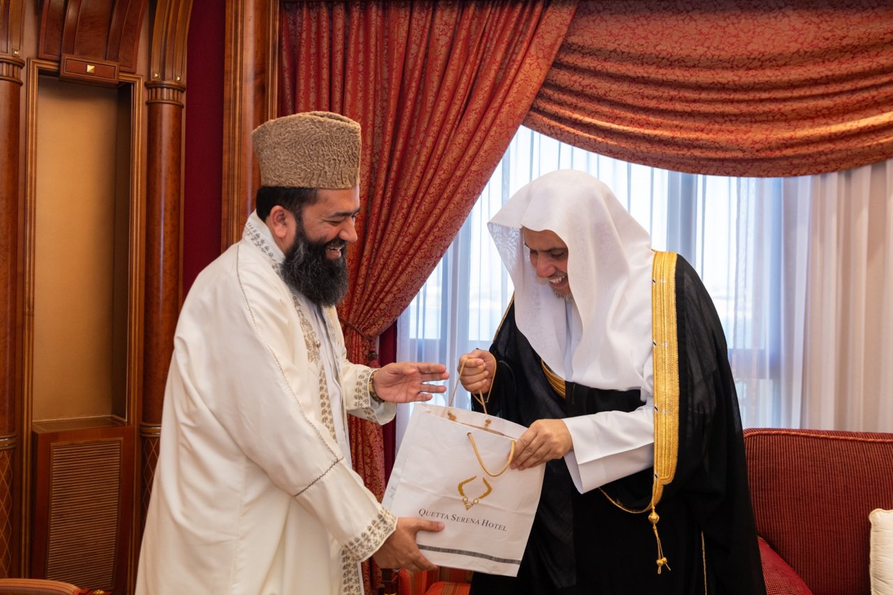 جناب دبيركل رئيس انجمن علمای مسلمان آقای دکتر شيخ محمد العیسی  در دفتر خود با جناب بزرگوار، رئیس سازمان ائمه اطهار، شورای علمای پاکستان و شورای پیروان ادیان و امام و خطیب مسجد سلطنتی لاهور، شیخ محمد عبدالخبیر آزاد دیدار کرد.
