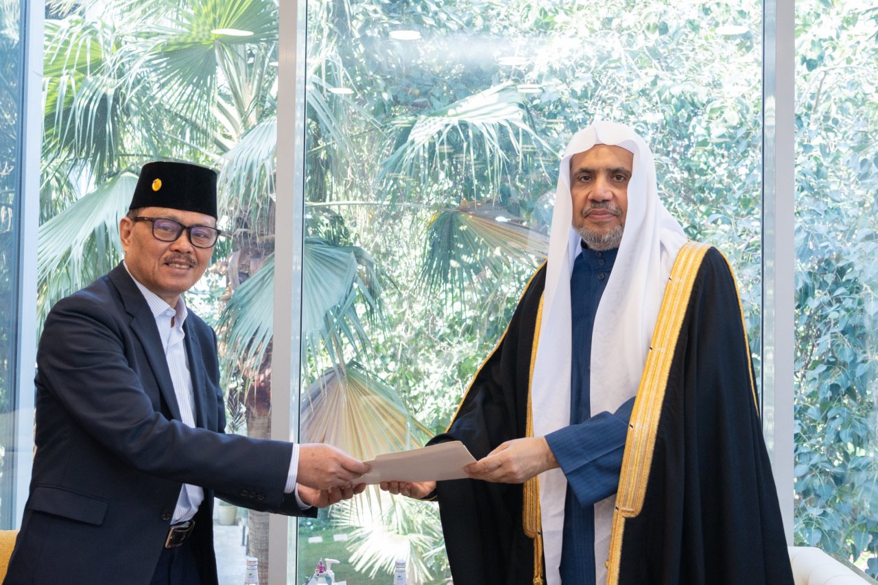 His Excellency Sheikh Dr. Mohammed Al-Issa, Secretary-General of the MWL and Chairman of the Organization of Muslim Scholars, met with His Excellency Mr. Guiling A. Mamondiong, Secretary of the National Commission on Muslim Filipinos, and His Excellency Dr. Abdul Hannan Tago, Executive President of the Ulama Supreme Council of the Philippines for Peace and Development