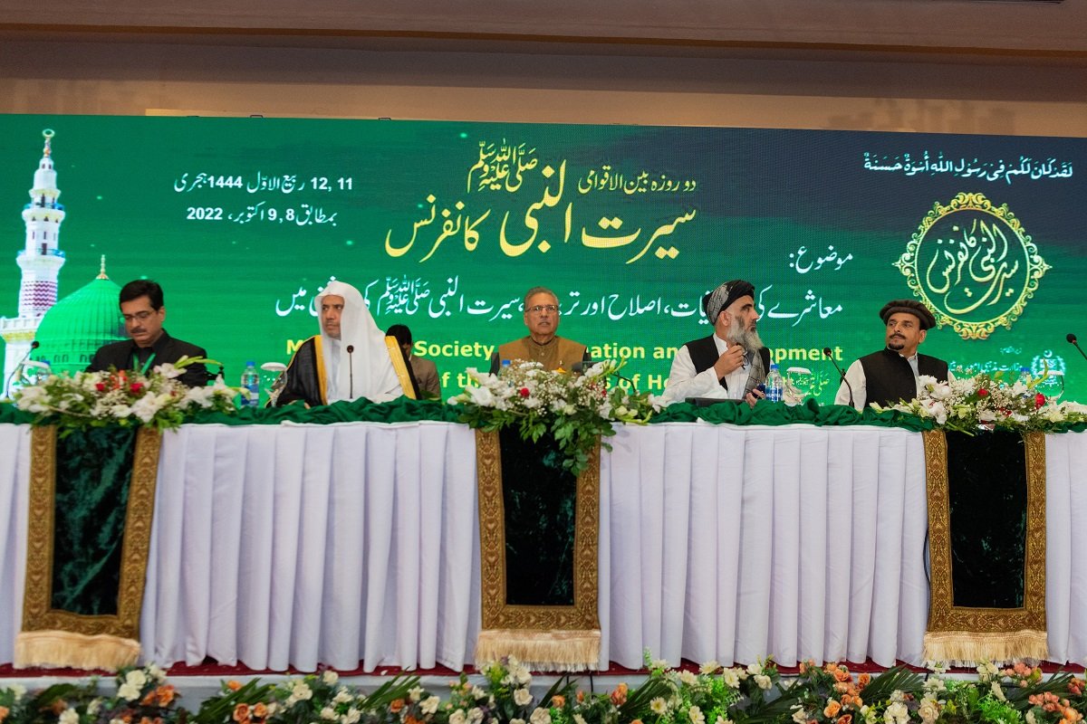 Arif Alvi and Dr. Al-Issa hand prizes to winners of this year's Prophetic Biography competition.