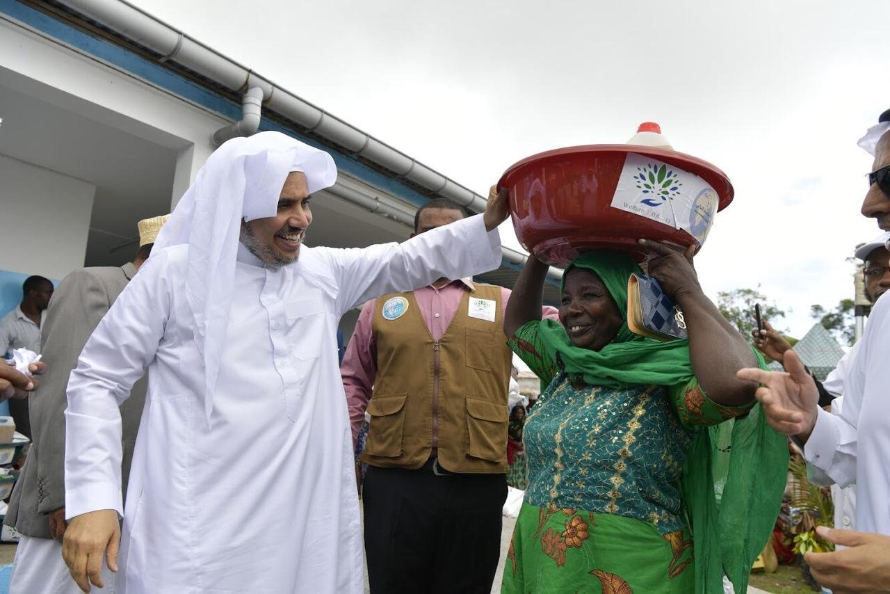 Sheikh Dr. Al-Issa overseeing the distribution of food baskets to the needy