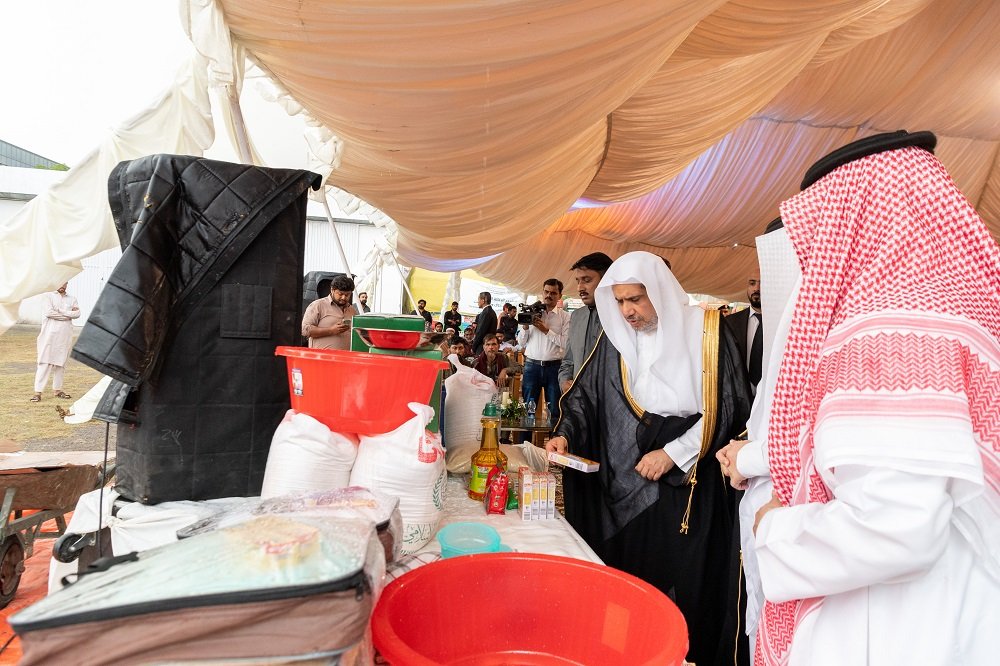 د.العيسى يقف على تسليم المساعدات للمتضررين من الفيضانات في باكستان.