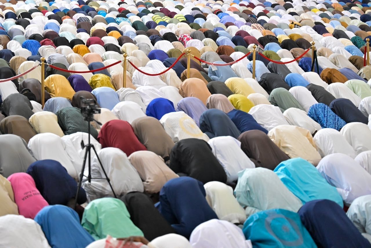 الأمين العام لرابطة العالم الإسلامي يلقي خُطبة الجمعة ويؤمُّ المصلّين بالجامع الوطني الكبير في العاصمة النيجيرية