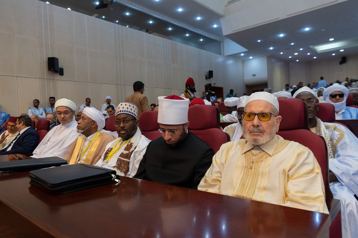 نواکشوط میں سیرت النبی کانفرنس سے سیکرٹری جنرل اور چیئرمین مسلم علماء کونسل عزت مآب شیخ ڈاکٹر ‫محمد العیسی‬ خطاب کرتے ہوئے: