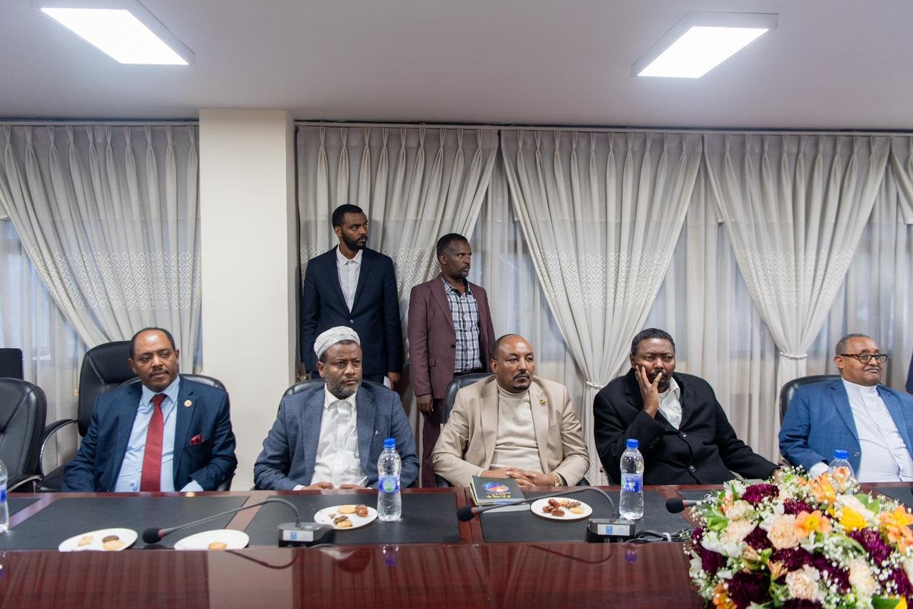 التقى معالي أمين عام رابطة العالم الإسلامي رئيس هيئة علماء المسلمين، فضيلة الشيخ الدكتور محمد بن عبدالكريم العيسى في العاصمة الإثيوبية أديس أبابا، جمعًا من أصحاب السماحة والفضيلة من كبار العلماء والمفتين في القرن الأفريقي
