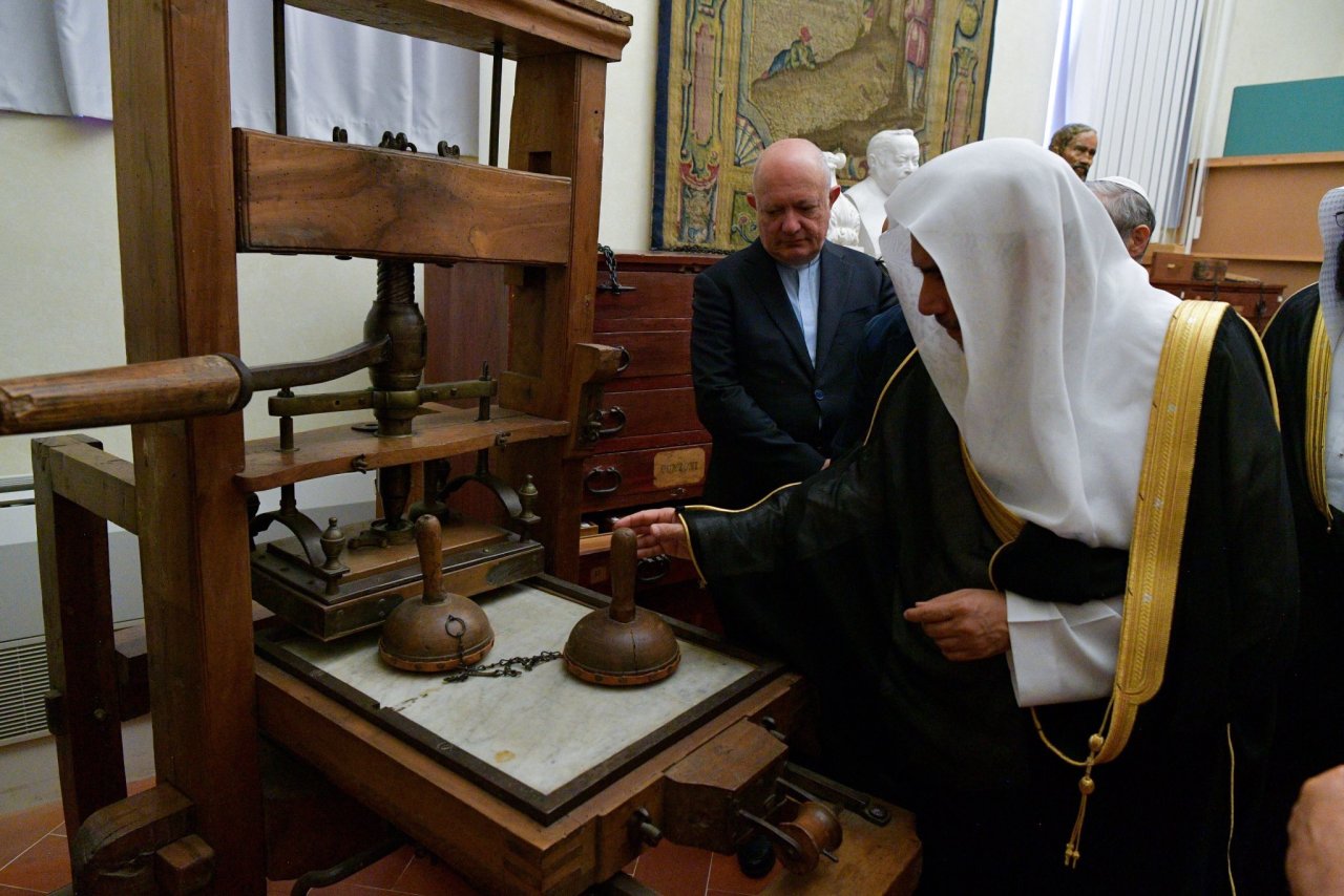 HE the SG of the MWL Dr. Mohammed Alissa visits the Library of Laurentian in Florence. He was received by the director of the library and reviewed a number of historical documents and books