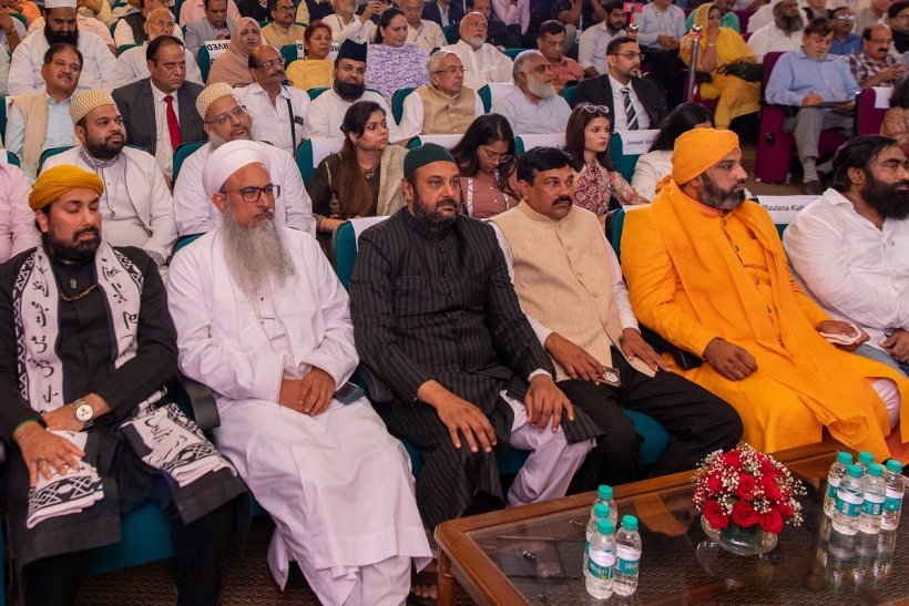 Dalam perayaan kunjungan Liga Muslim Dunia ke India, yang dihadiri oleh para pemimpin agama Islam, termasuk para mufti &amp; ulama, serta para tokoh agama dari berbagai keragaman agama &amp; intelektual: