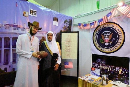 Le SG de la LIM visite le salon du Festival des cultures et des peuples organisé par l’Université Islamique de Madinah
