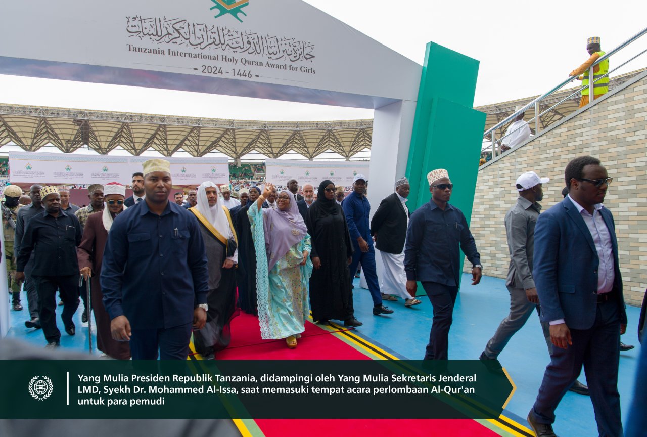 Acara pertemuan Al-Qur'an terbesar di benua Afrika untuk menghormati "para hafizah Al-Qur'an".  yang bersejarah yang diluncurkan oleh Liga Muslim Dunia dengan kehadiran Yang Mulia Sekretaris Jenderal LMD, Ketua Asosiasi Ulama Muslim, Syekh Dr. Alissa