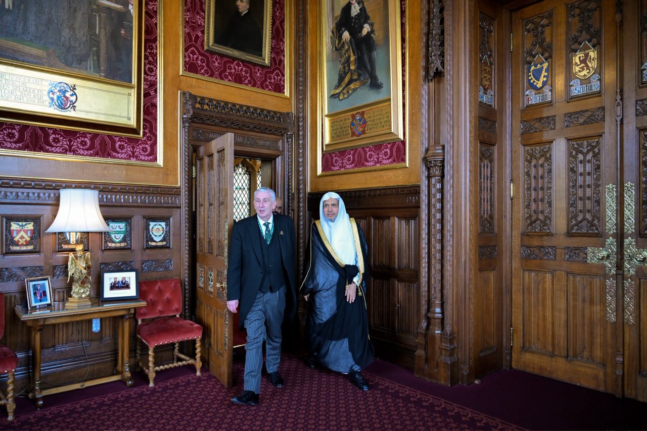 Le Secrétaire général, Président de l’Organisation des savants musulmans, cheikh Mohammed Al-Issa, a rencontré le Président de la Chambre des communes, Sir Lindsay Hoyle, dans son bureau à Westminster