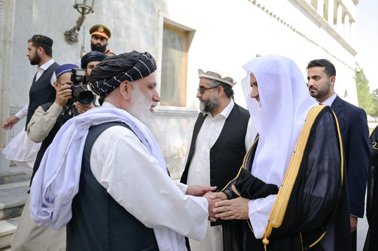 Dans le cadre de la première visite de la Ligue islamique  mondiale  Le Premier ministre afghan accueille le Secrétaire général de la Ligue islamique mondiale dans la capitale, Kaboul