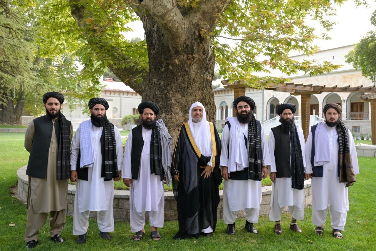 Le Secrétaire général et Président de l’Organisation des savants musulmans, cheikh Mohammed Alissa, a rencontré le ministre des Affaires étrangères afghan, Amir Khan Mutaqqi, au siège principal du Conseil de sécurité, situé au Palais de la Présidence du Conseil des ministres.