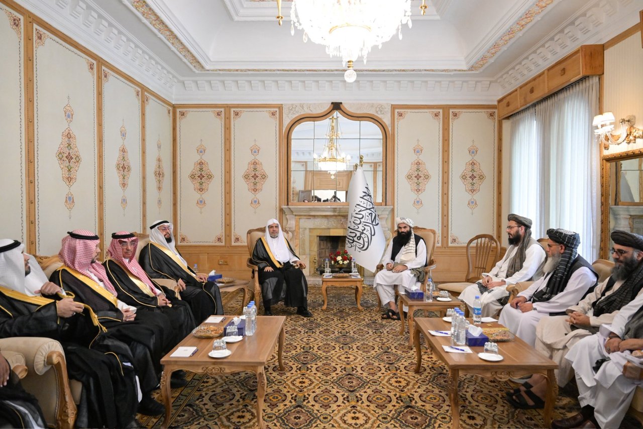 Le Secrétaire général, Président de l’Organisation des savants musulmans, cheikh Mohammed Al-Issa, a rencontré le ministre de l’Intérieur afghan, Khalifa Sirajuddin Haqqani, au palais « Shahar Shanar »