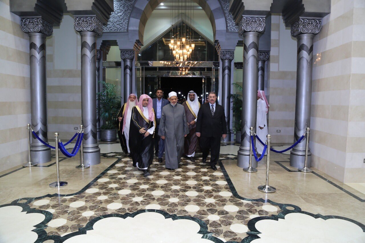 ‏معالي الأمين العام مستقبلاً اليوم بمطار الملك عبدالعزيز بجدة فضيلة الإمام الأكبر شيخ الأزهر الشريف رئيس مجلس حكماء المسلمين أ.د. أحمد الطيب.
