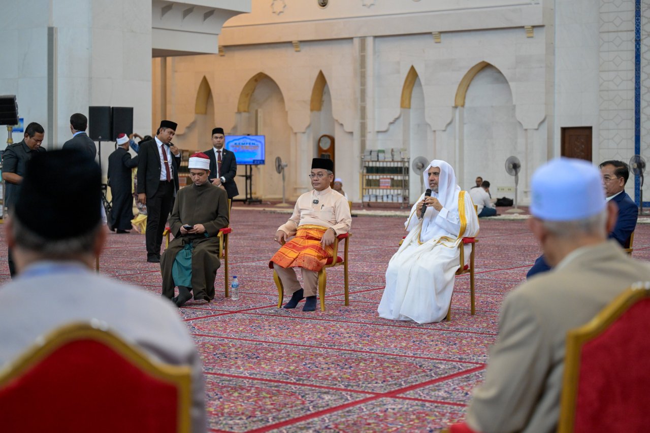 Après avoir prononcé le sermon du vendredi devant les fidèles et dirigé la prière dans la plus grande mosquée de la capitale malaisienne, Kuala Lumpur :