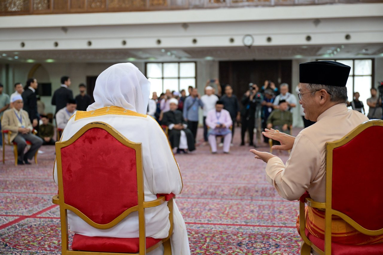 Après avoir prononcé le sermon du vendredi devant les fidèles et dirigé la prière dans la plus grande mosquée de la capitale malaisienne, Kuala Lumpur :