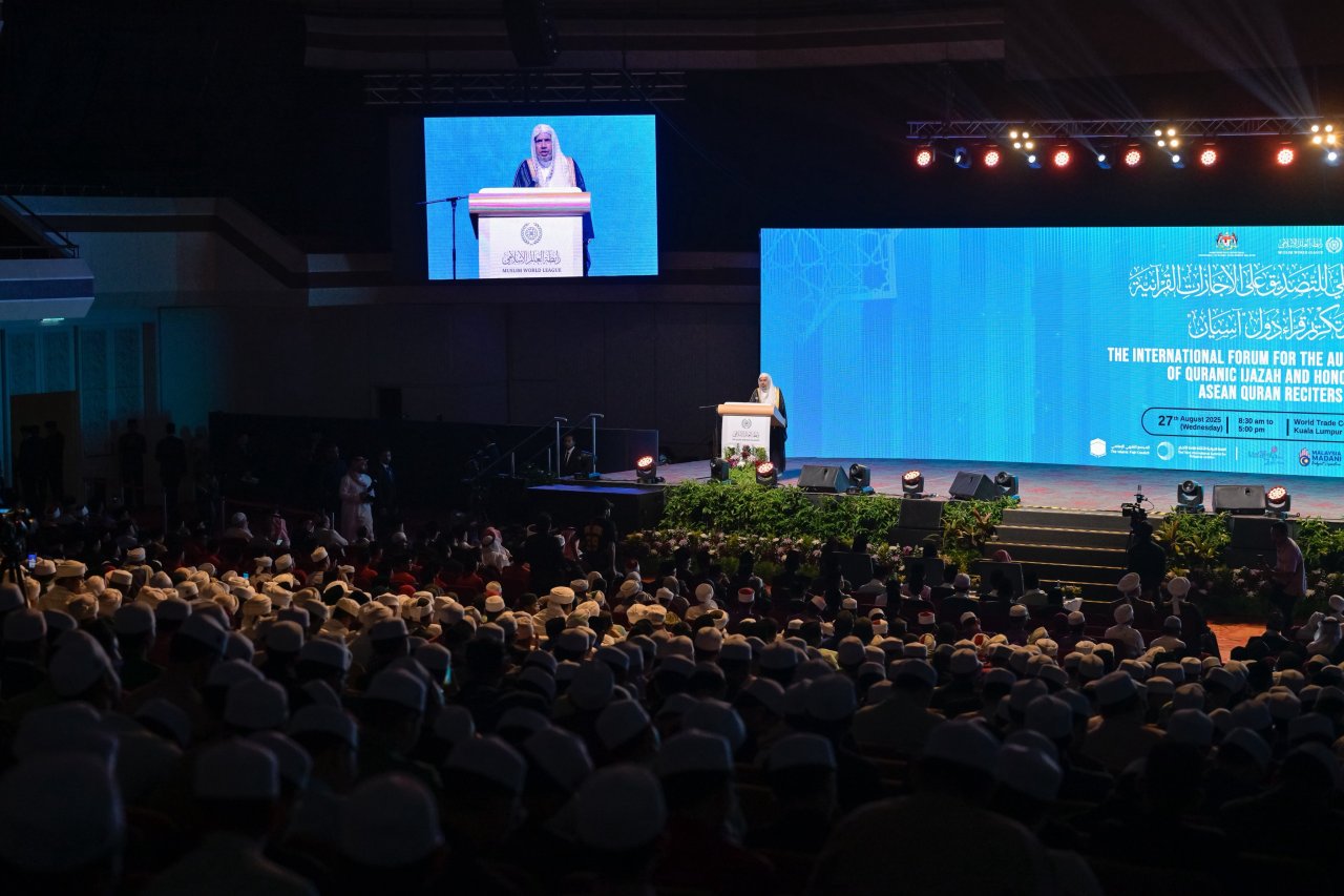 La Ligue islamique mondiale a conclu le forum par la remise des diplômes de la première promotion du programme « Certificat d’accréditation  coranique », qui a réuni une élite de mémorisateurs et mémorisatrices du Livre d’Allah ayant obtenu l’ijâzah avec une chaîne de transmission ininterrompue jusqu’aux imams des lectures coraniques