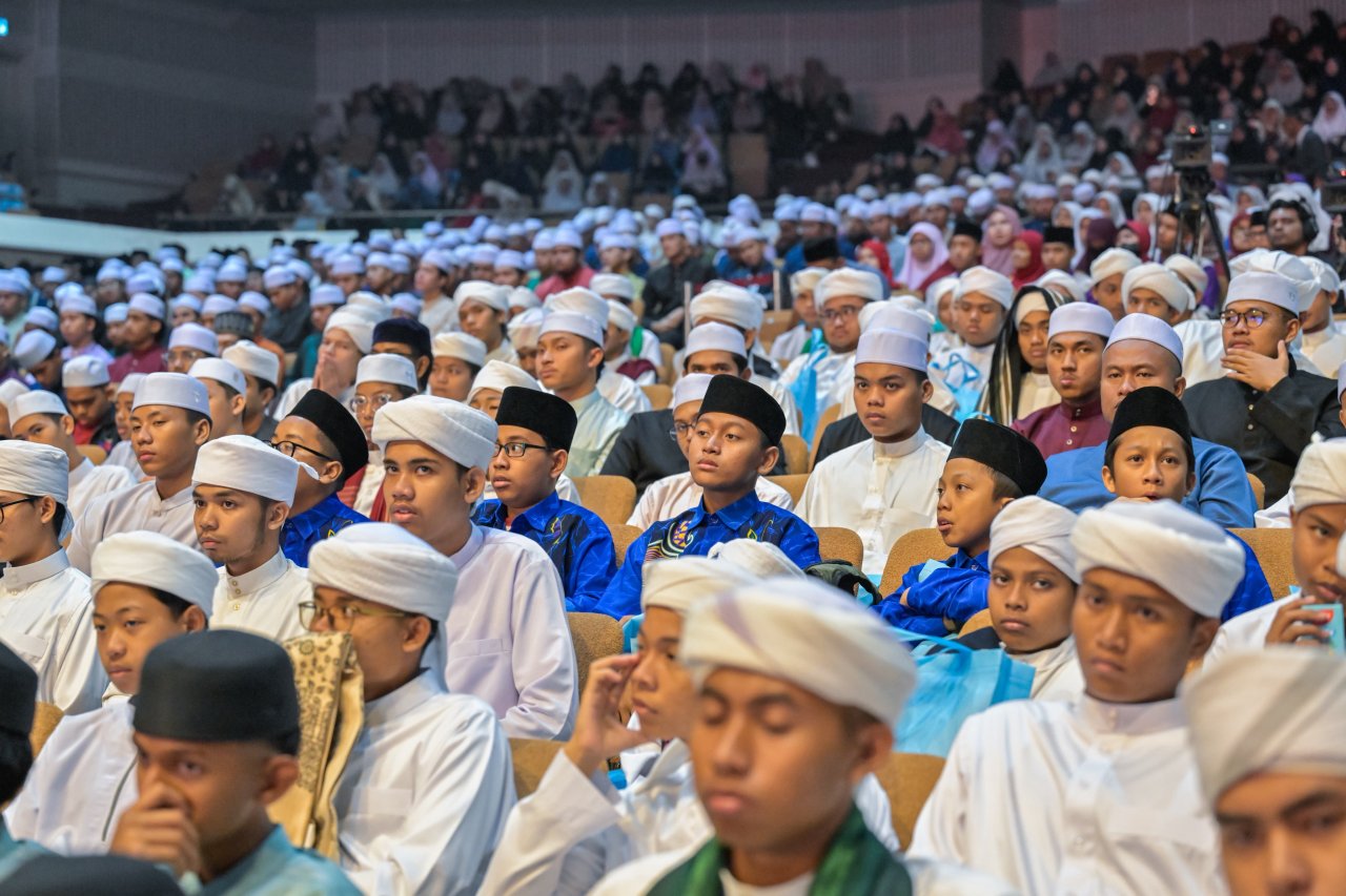 La Ligue islamique mondiale a conclu le forum par la remise des diplômes de la première promotion du programme « Certificat d’accréditation  coranique », qui a réuni une élite de mémorisateurs et mémorisatrices du Livre d’Allah ayant obtenu l’ijâzah avec une chaîne de transmission ininterrompue jusqu’aux imams des lectures coraniques