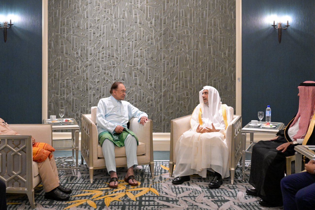 Dato’ Seri Anwar Ibrahim, a reçu au palais présidentiel dans la capitale malaisienne Kuala Lumpur, le Secrétaire général, Président de la L’Organisation des savants musulmans, cheikh Mohammed Al-Issa.