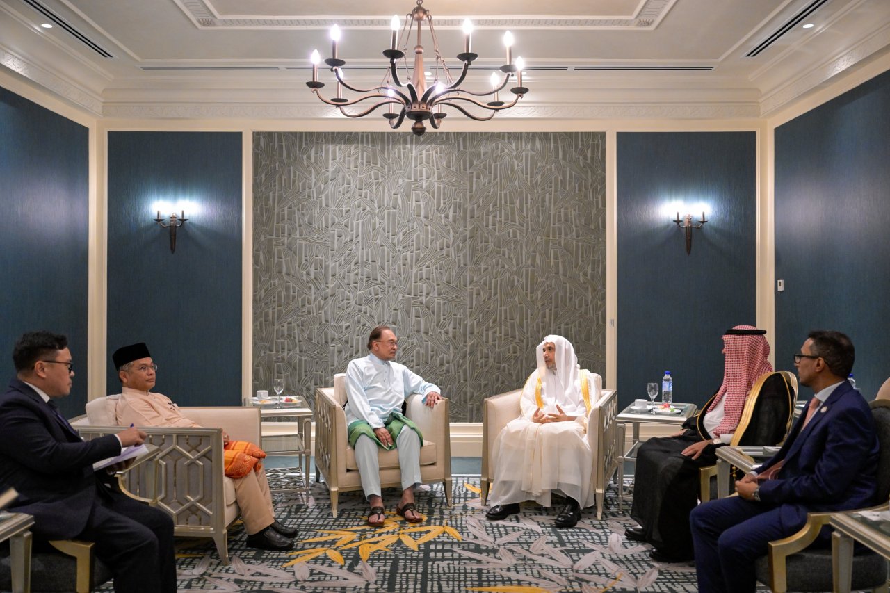 Dato’ Seri Anwar Ibrahim, a reçu au palais présidentiel dans la capitale malaisienne Kuala Lumpur, le Secrétaire général, Président de la L’Organisation des savants musulmans, cheikh Mohammed Al-Issa.